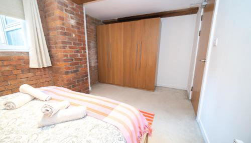 Rustic 2BR Loft Exposed Brick & Beams - Foto 3, wardrobe