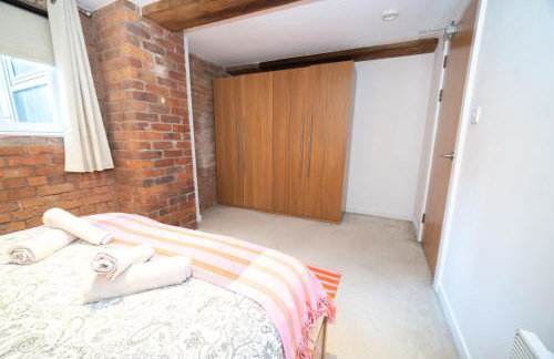 Rustic 2BR Loft Exposed Brick & Beams - Foto 3