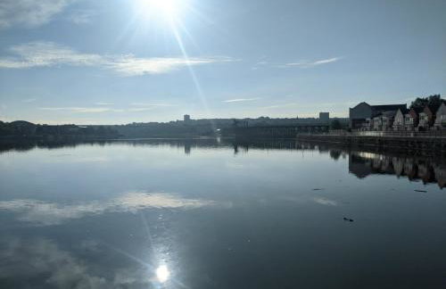 Riverside home. 3 bedroom. Free parking. 10 mins to Newcastle City Centre - Foto 27