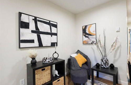 Luxuriously Contemporary Condo - Photo 27