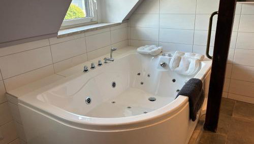 Dachgeschosswohnung in historischer Villa - Foto 4