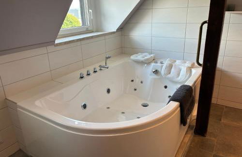 Dachgeschosswohnung in historischer Villa - Foto 4