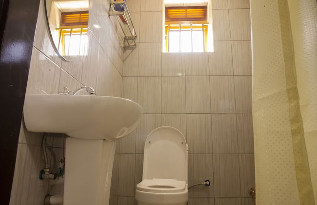 Three Bedroom art themed apartment - Photo 21