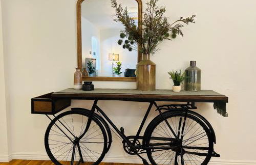 Home Sweet Idahome, feels like home with all the decor you wish you could afford King bed in master, fully fenced dog friendly yard, a few blocks from BSU and downtown Boise, Your perfect stay! - Foto 3