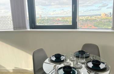 Stylish Haven with Ample Space - Foto 13