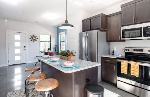 Explore the River Walk from Artsy Designer Retro Chic Home - Foto 28