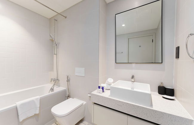 Maison Privee - Upscale Apt w/ Partial Dubai Marina & Palm Views - Photo 12