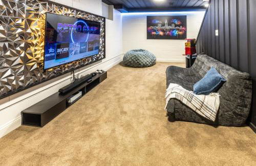 Family Retreat with Hot Tub, Game Room & Prime Location - Foto 45