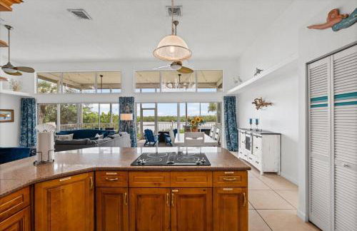 Private Bayfront Beach House with Dock, Steps to Beach and Restaurants - Foto 28