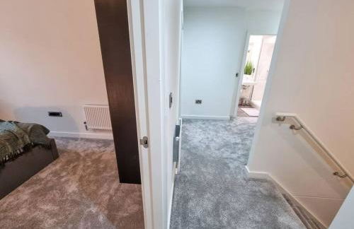 Stunning 4-bedroom Townhouse with Free Parking - Foto 27