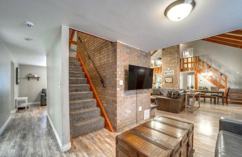 Fire Pit and Grill Spacious Forest Lakes Chalet - Foto 7