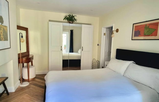 Spacious & Renovated 1-bed Garden Flat in London - Photo 3