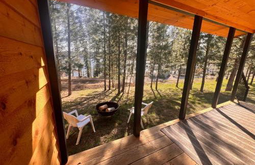 Rustic 1 bd 1 ba Cabin at New Waitts Lake Resort - Foto 2