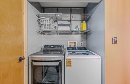 Camp Dancing Bears - Wifi, Riverfront, Pet Friendly, Fire Pit, Grill, Deck, Fishing, Games, Fireplace, King Bed - Photo 24