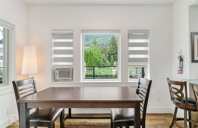 Chic Haven Stylish 3 Bedroom - Photo 15