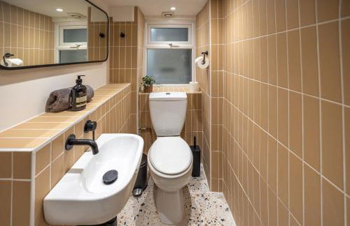 Bright & beautiful 4 bedroom house with sea views - Photo 33