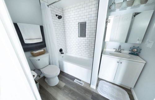 The Jackson Cottage on Grass Lake Waterfront 2 1 Nautical Cottage with Hot Tub Firepit & Year-Round Fun - Foto 31