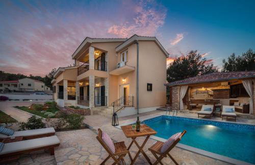 Seafront Villa Noah with heated pool - Foto 2