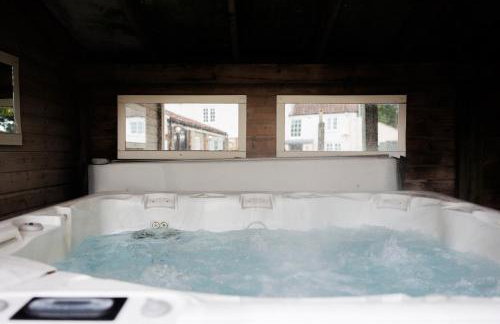 The Farmhouse with two hot tubs - Foto 30