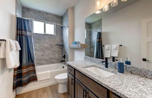 Scenic Modern Home with Private Patio & Fireplace - Foto 30