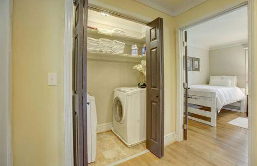 Close to Downtown, 11-Person Swim Spa-Hot Tub, 75" TV 4 Movie Nights, Spacious, Walk To Restaurants, Ping Pong - Foto 16