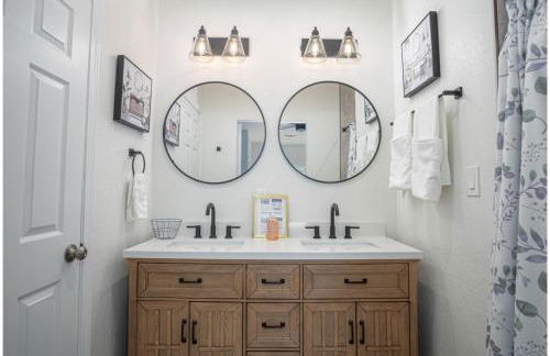 Vibrant 4BR3BA Oasis Near Happy Downtown - Foto 33