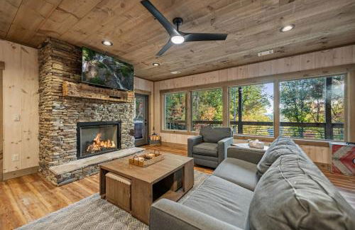 Honeysuckle Chalet - Luxe Mountain Chalet - Hot Tub, Wi-Fi, Pool Table, Party Deck, Fire Pit - 15 mins to Blue Ridge! - Foto 46