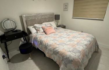 4bdrm Waterfront salt water Pool home with Outdoor theater Game Rm Make up vanities in every room Perfect for Game days and concerts trips to Miami Hard rock stadium and hotel 15 mins away - Foto 19