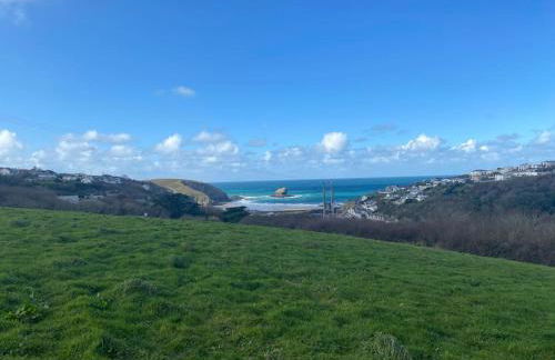 Cliffside 3 Bedroom House with Sea Views - Photo 25