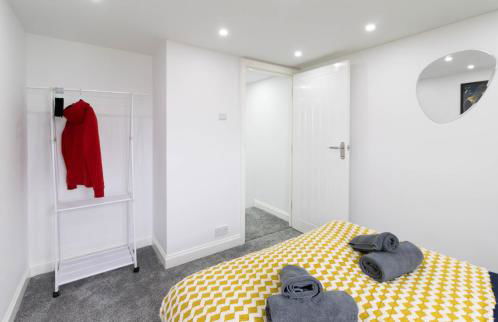 Open Mind Property - 6 Luxury Bedrooms with Free Parking - Photo 23