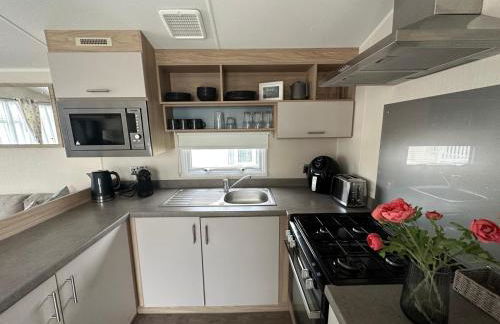 Your Seaside Escape at St Osyth Modern caravan with decking and wifi and parking Nr to Clacton on Sea - Foto 11