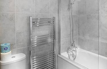 Guildford - 2 Bedroom House - Parking - Photo 13