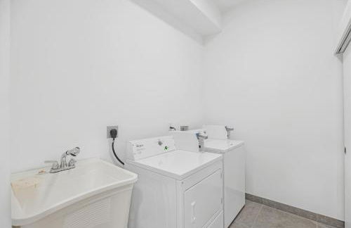 Up to 12 Guests! Modern villa near Wynwood - Photo 25