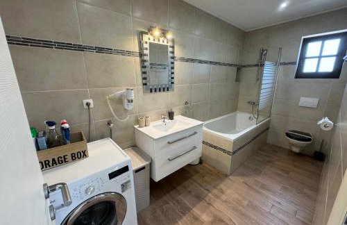 Villa Cecilia - 4 bedrooms, 4 bathrooms, inside heated pool, gym - Photo 19