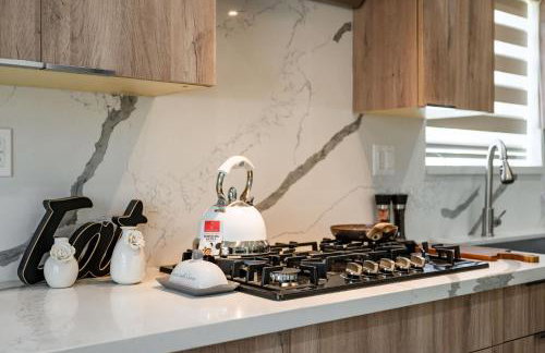 Cozy Modern Home w Full Kitchen & Parking - Foto 18