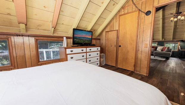 Rest N Relax Inn - Beautiful chalet-style cabin features dramatic forest and slope views! - Foto 5, Habitación