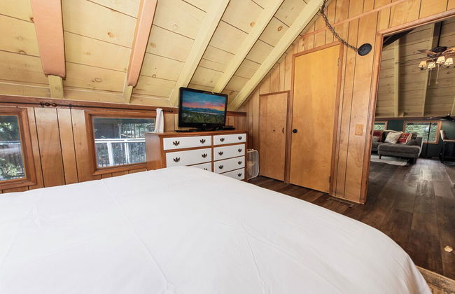 Rest N Relax Inn - Beautiful chalet-style cabin features dramatic forest and slope views! - Foto 5