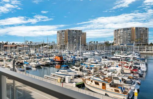 Serenity Over the Sails - A 2-Bedroom Escape w Stunning Marina Views - Foto 10