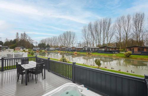 Black Moorhen Lodge with Hot Tub - Foto 23
