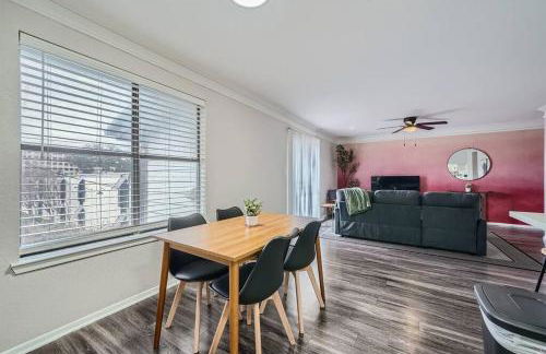 Your Modern 2B Getaway - W/D, Pool, Prkg - 10min to DTWN - Foto 17