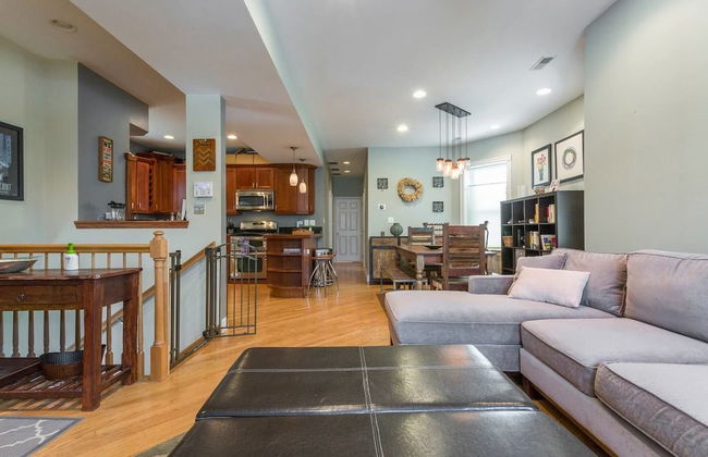 Spacious Split-level Apartment - Great for Groups - Foto 1