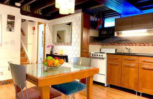 Live in this iconic East Side lower level unit - Foto 10