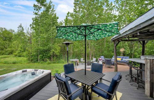 Lakeside Retreat with Hot Tub & Game Room home - Foto 18