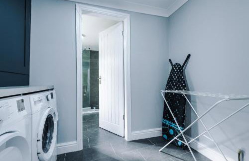 Spacious 4 Bed in Birmingham by 53 Degrees Property, Ideal for Business or Families, Games Room! - Foto 15