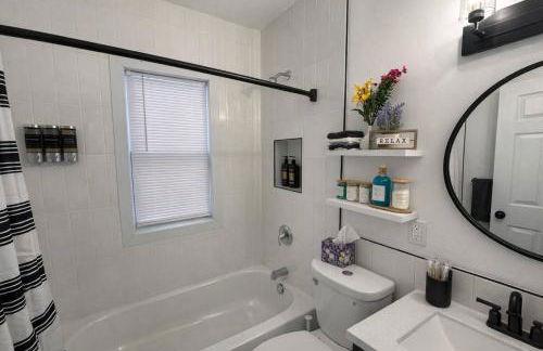 Stylish & Bright 3BR • Near Hospitals + Parking - Photo 17
