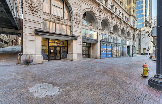 Heart of Dtwn Omaha: Historical Apt w/ Perks - Foto 31