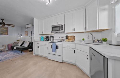 Relaxing Coastal 2BR Near Beach Sleeps 4 - Foto 15