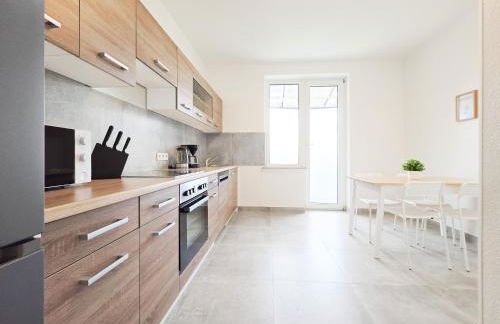 Tolstov Apartments - 3 Room Apartments - Kitchen - Balcony - 5 min to Messe DUS - Foto 8