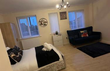 Double bed Quinton ,Studio Fast WiFi,Netflix, No deposit Required - Foto 11