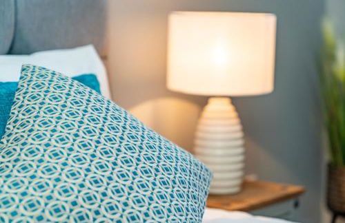 Large Apartment Near Stonehenge Amesbury Town Centre Smart TVs Netflix FREE PARKING - Foto 16